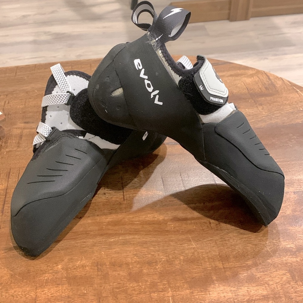 Evolv Climbing Shoes 8.5 (W) / 7.5 (M)